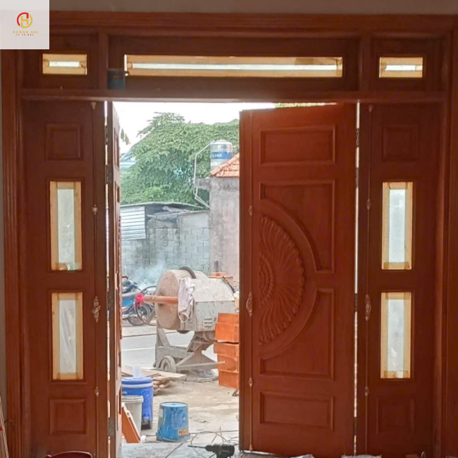 CỬA CHÍNH DIỆN NHÀ Ở